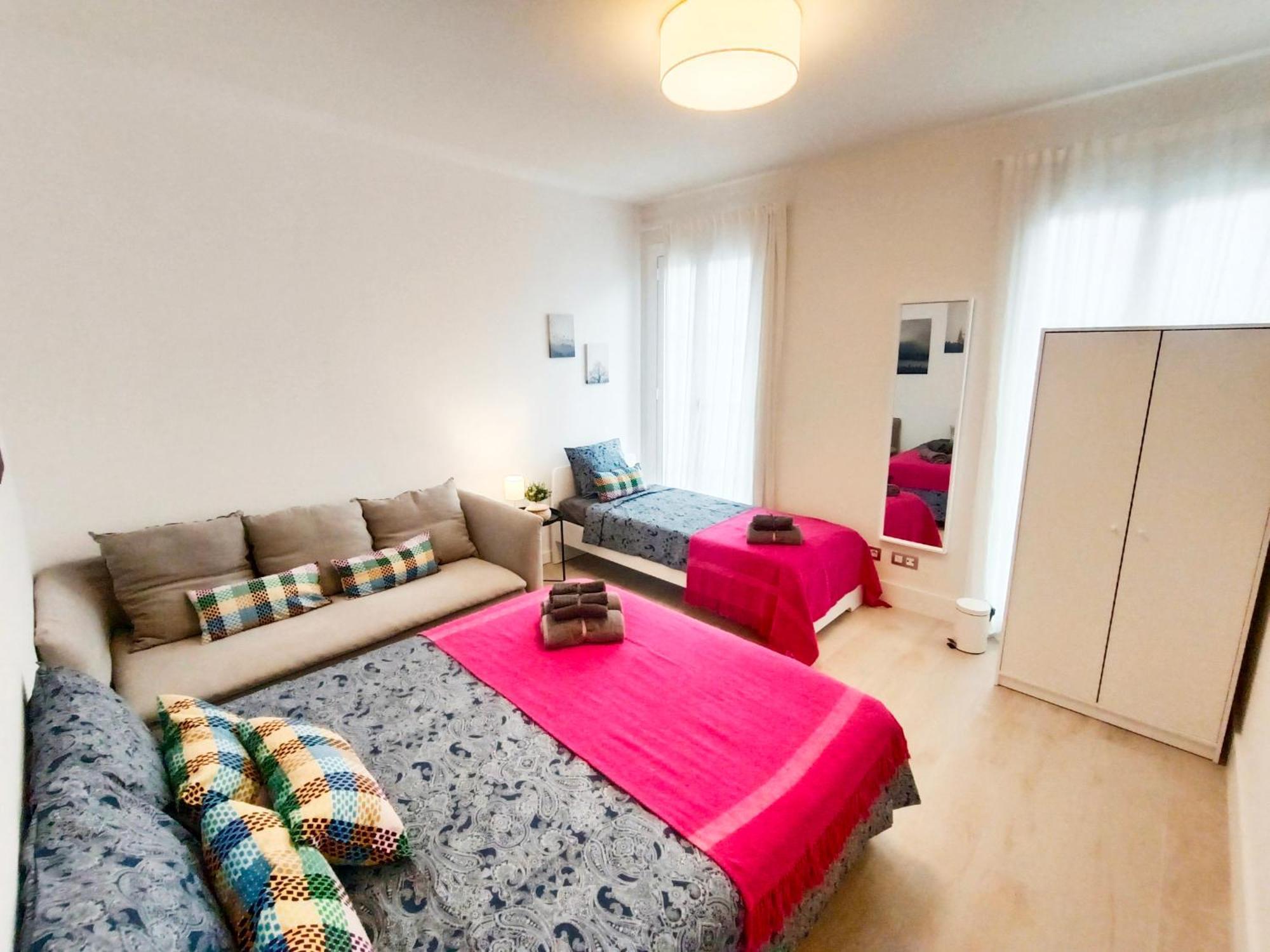 Private Rooms By Plaza Universidad Barcelona Luaran gambar