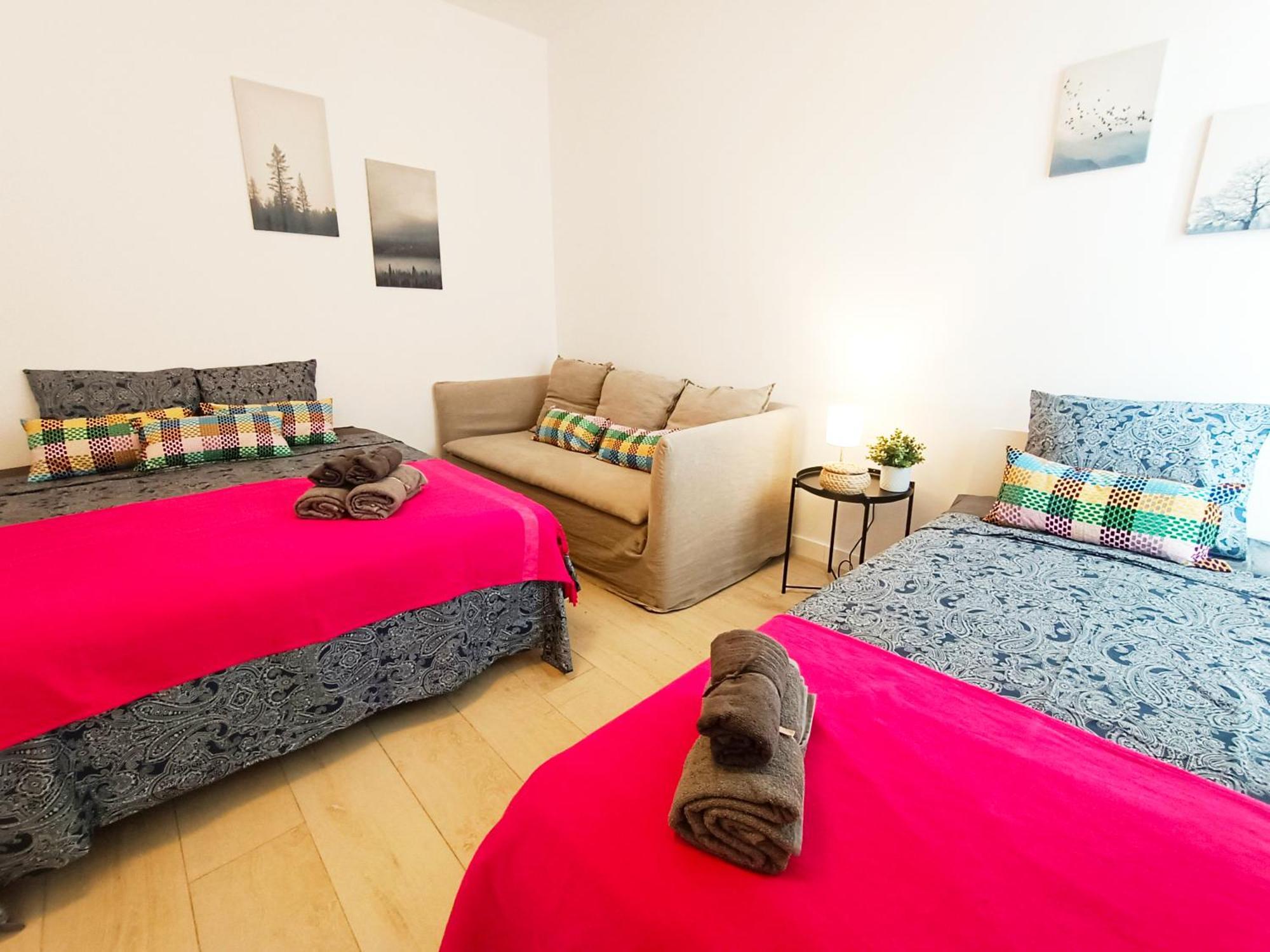Private Rooms By Plaza Universidad Barcelona Luaran gambar