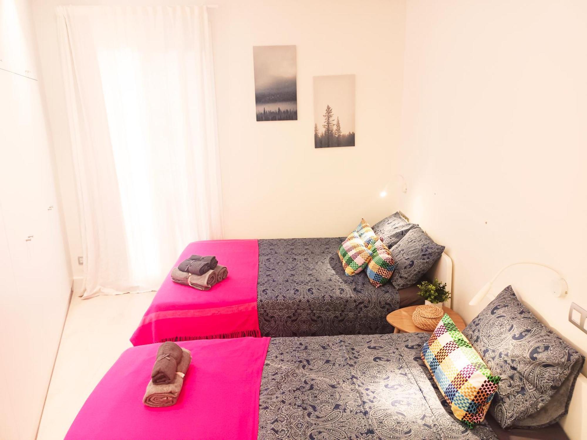 Private Rooms By Plaza Universidad Barcelona Luaran gambar