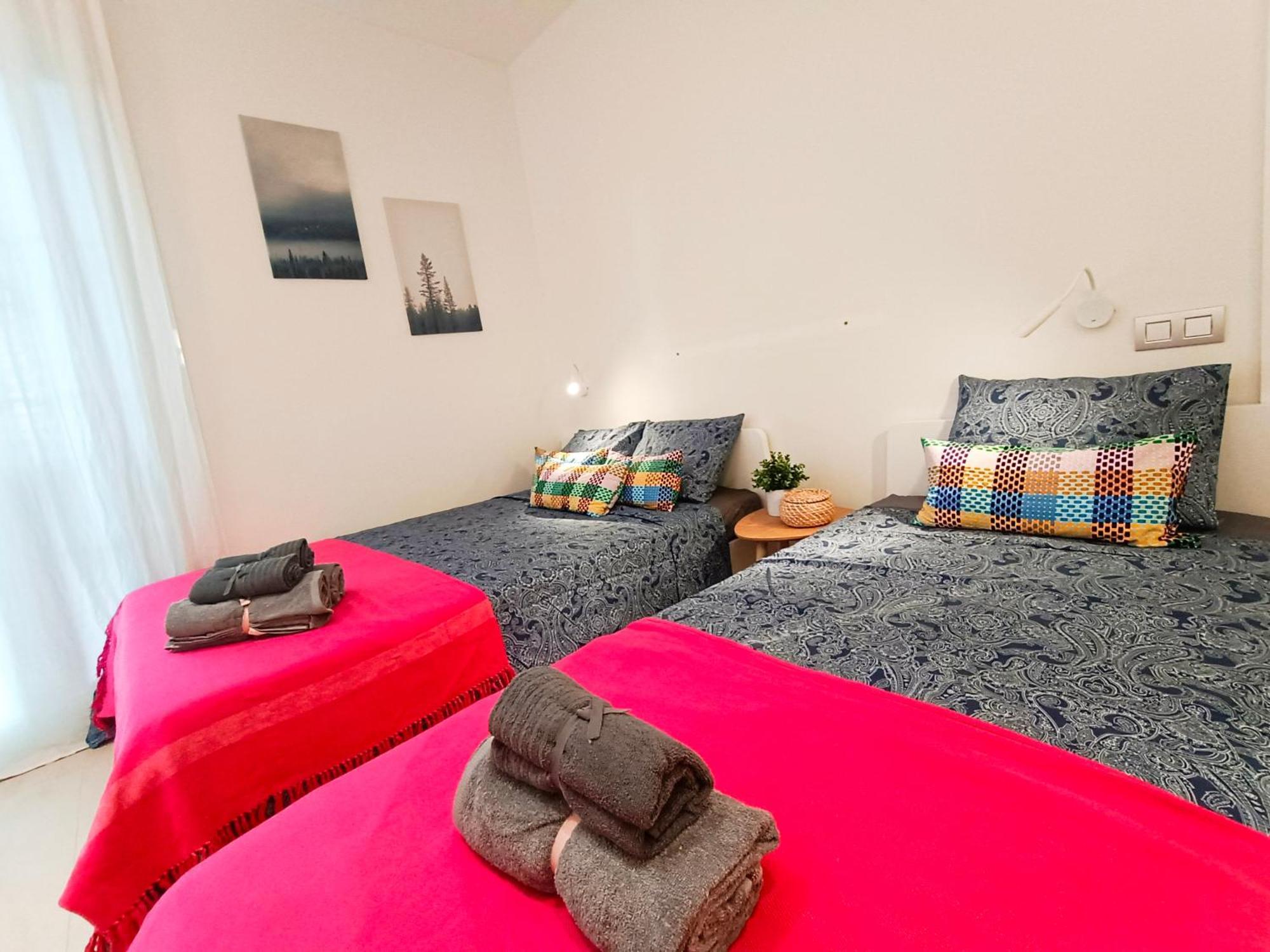 Private Rooms By Plaza Universidad Barcelona Luaran gambar