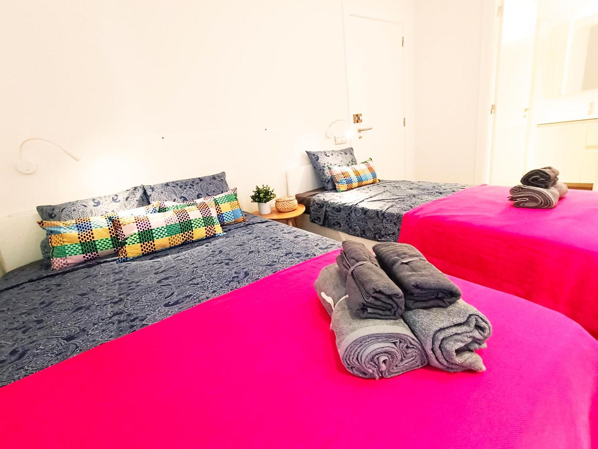 Private Rooms By Plaza Universidad Barcelona Luaran gambar